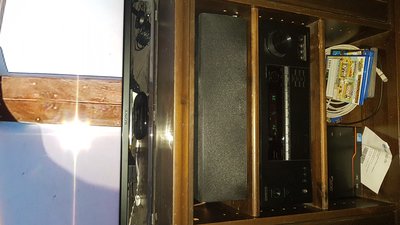 Das schwarze Ding unter dem Logo des TV ist der Hub